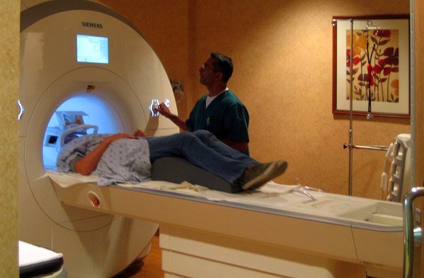 Аппарат для МРТ головного мозга фото