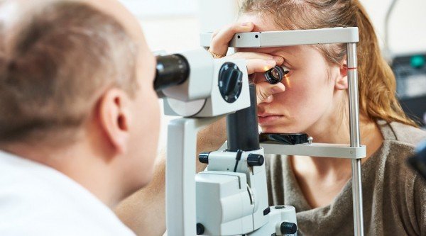Осмотра глазного дна офтальмологом